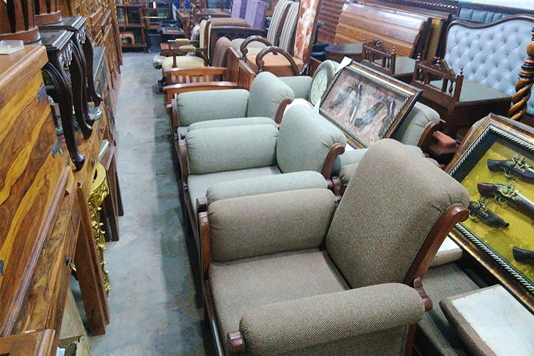 Furniture,Couch,Classic,Vehicle,Room,Chair,Interior design,Car