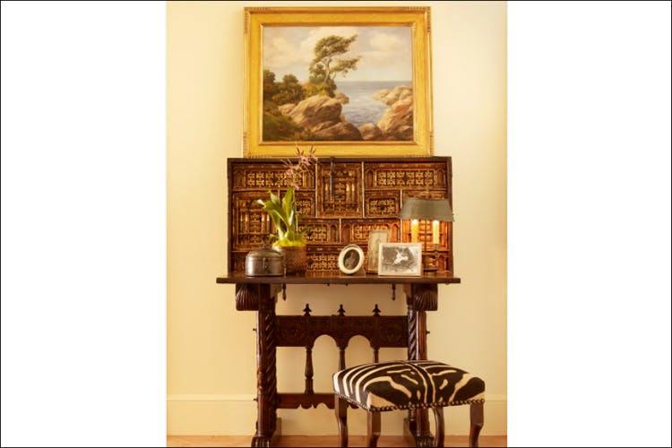 Furniture,Room,Shelf,Table,Interior design,China cabinet,Shelving,Picture frame,Antique,Rectangle