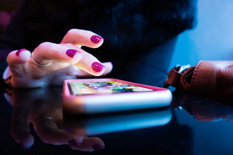 Nail,Finger,Hand,Pink,Games,Gadget,Technology,Electronic device,Thumb,Play
