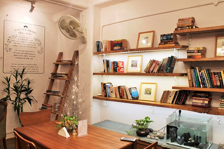 Shelf,Shelving,Furniture,Bookcase,Room,Interior design,Building,Wall,Houseplant,House