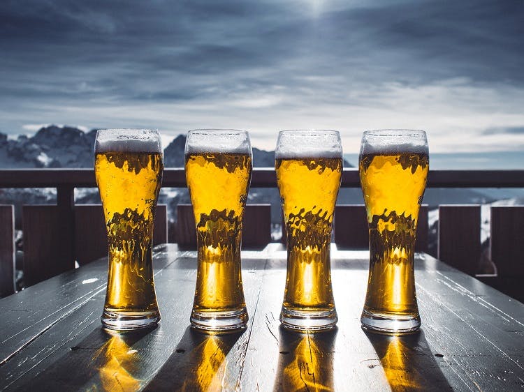 Beer glass,Yellow,Beer,Wheat beer,Sky,Pint glass,Games,Drink,Water,Lager