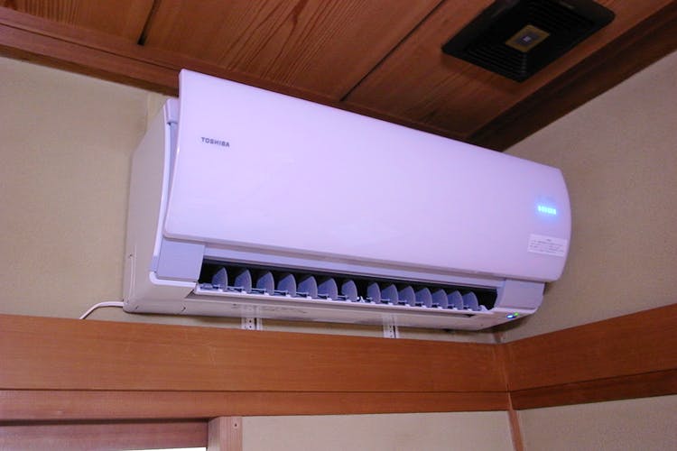 Air conditioning,Electronics,Room,Technology,Electronic device,Ceiling,Electronic instrument,Home appliance