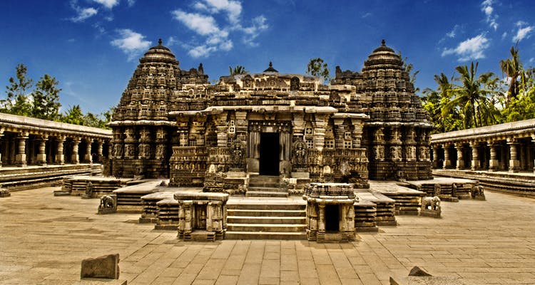 Hindu temple,Temple,Historic site,Landmark,Building,Place of worship,Archaeological site,Ancient history,Sky,Architecture