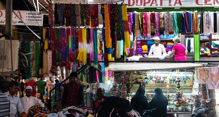 Bazaar,Market,Selling,Public space,Marketplace,Human settlement,City,Retail,Textile,Shopping