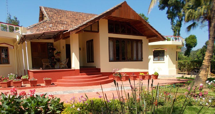 House,Property,Home,Building,Real estate,Cottage,Roof,Facade,Villa,Estate
