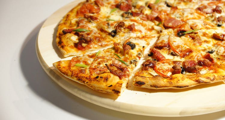 Dish,Food,Cuisine,Pizza,Pizza cheese,California-style pizza,Ingredient,Tarte flambée,Flatbread,Italian food