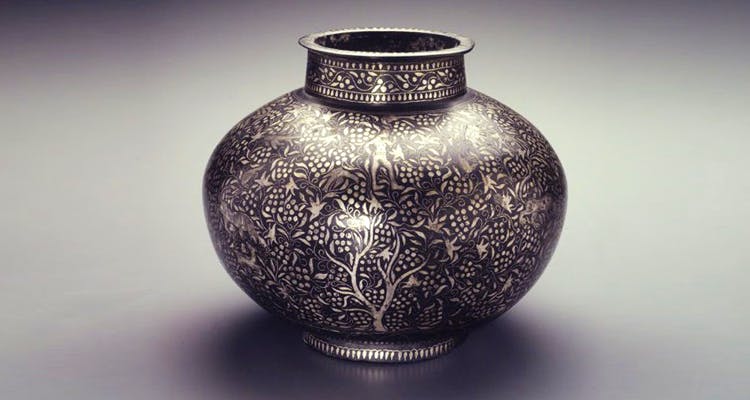 Vase,earthenware,Artifact,Ceramic,Pottery,Still life photography,Metal,Serveware,Porcelain,Art