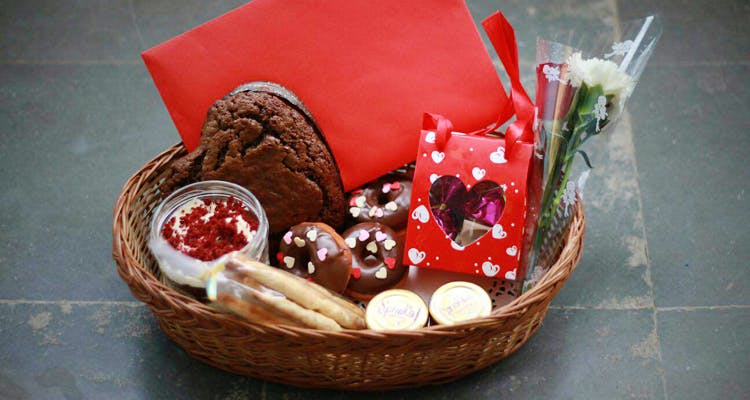 Basket,Food,Present,Gift basket,Mishloach manot,Hamper,Cuisine,Home accessories,Dish,Picnic basket