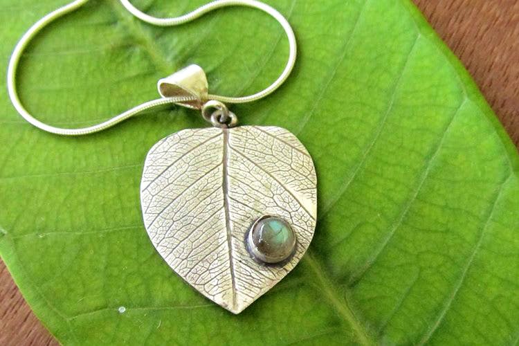 Leaf,Pendant,Jewellery,Fashion accessory,Locket,Silver,Plant,Metal,Necklace,Circle