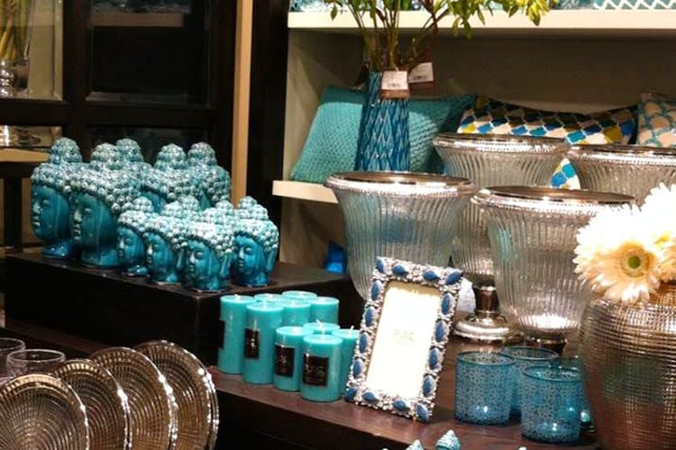 Blue,Turquoise,Room,Mason jar,Interior design,Turquoise,Table,Tableware,Fashion accessory,Furniture