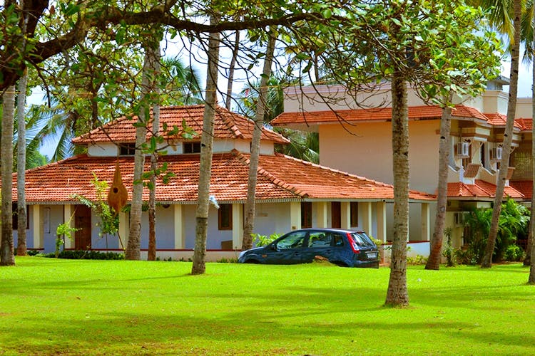 House,Property,Home,Building,Real estate,Estate,Grass,Resort,Residential area,Tree