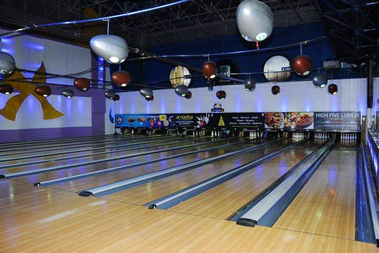 Bowling,Ten-pin bowling,Bowling equipment,Bowling pin,Ball,Duckpin bowling,Bowling ball,Leisure centre,Individual sports,Bowler