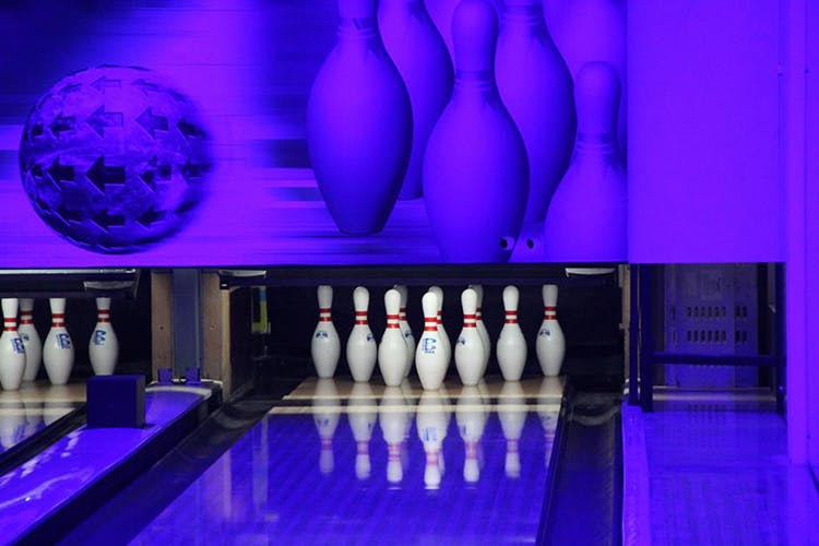 Bowling,Ten-pin bowling,Bowling pin,Bowling equipment,Ball,Bowling ball,Duckpin bowling,Ball game,Individual sports,Sports equipment