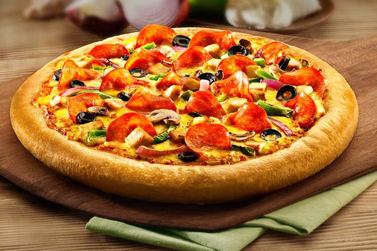 Dish,Food,Cuisine,Pizza,California-style pizza,Pizza cheese,Ingredient,Junk food,Fast food,Flatbread