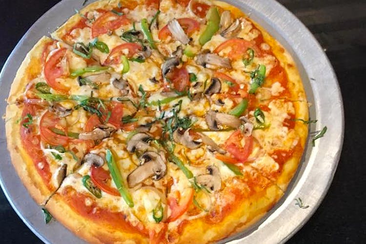 Dish,Food,Cuisine,Pizza,California-style pizza,Ingredient,Pizza cheese,Flatbread,Fast food,Italian food