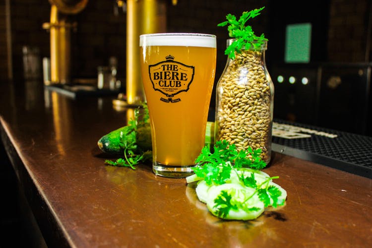 Beer glass,Green,Drink,Pint glass,Pint,Drinkware,Beer,Lager,Ice beer,Wheat beer