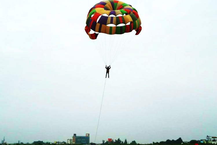 Parachute,Parasailing,Kite sports,Parachuting,Air sports,Surface water sports,Sky,Extreme sport,Windsports,Fun