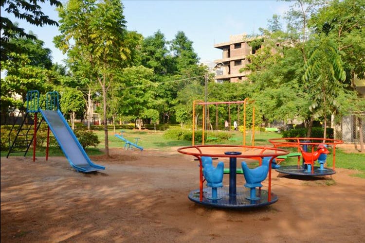 Playground,Outdoor play equipment,Public space,Human settlement,Playground slide,City,Swing,Recreation,Leisure,Play