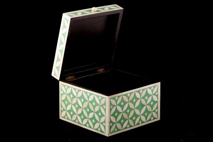 Green,Box,Fashion accessory,Material property,Rectangle