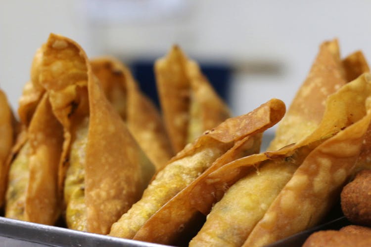 Dish,Food,Cuisine,Deep frying,Fried food,Ingredient,Snack,Empanada,Baked goods,Curry puff