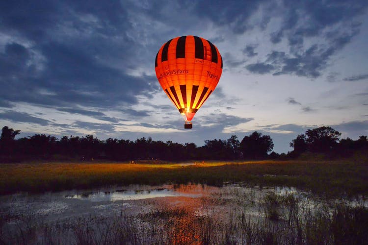 Hot air balloon,Hot air ballooning,Sky,Air sports,Vehicle,Balloon,Cloud,Recreation,Aircraft,Reflection