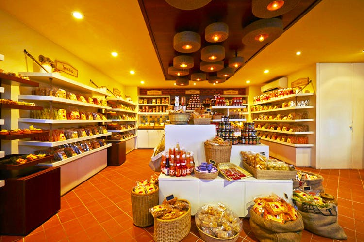 Building,Retail,Grocery store,Convenience food,Delicatessen,Bakery,Outlet store,Interior design,Pâtisserie,Display case