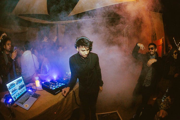 Darkness,Technology,Event,Night,Photography,Performance,Music venue,Stage