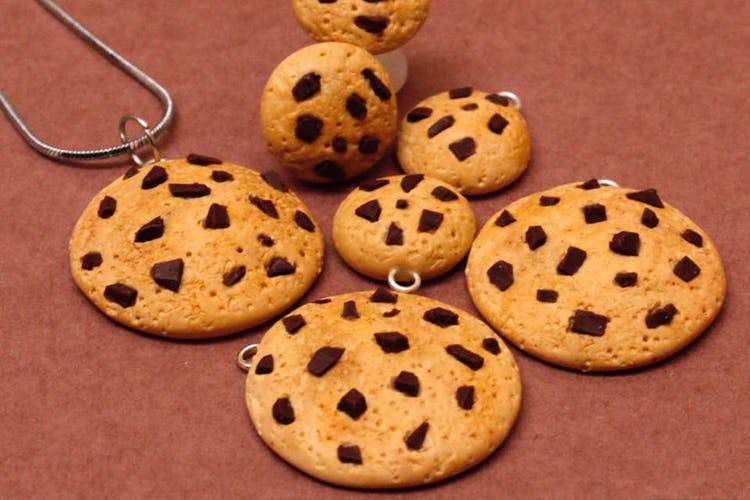 Fashion accessory,Chocolate chip cookie,Gocciole,Snack,Cuisine,Baked goods,Jewellery,Food,Chocolate chip