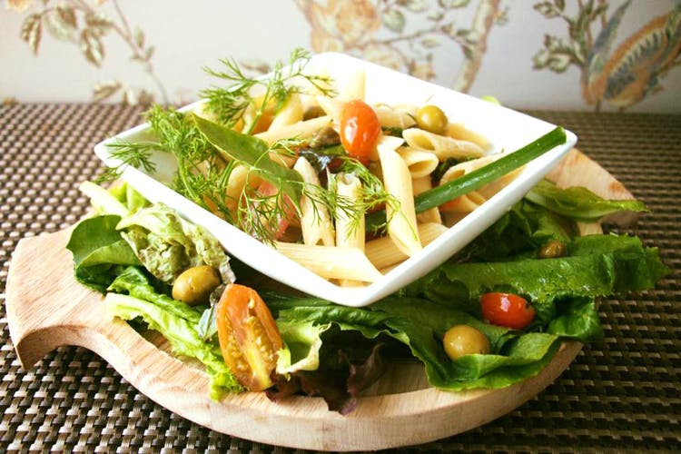 Dish,Food,Garden salad,Salad,Cuisine,Vegetable,Ingredient,Caesar salad,Spinach salad,Leaf vegetable