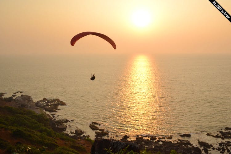 Paragliding,Air sports,Parachute,Sky,Horizon,Parachuting,Daytime,Morning,Windsports,Sea