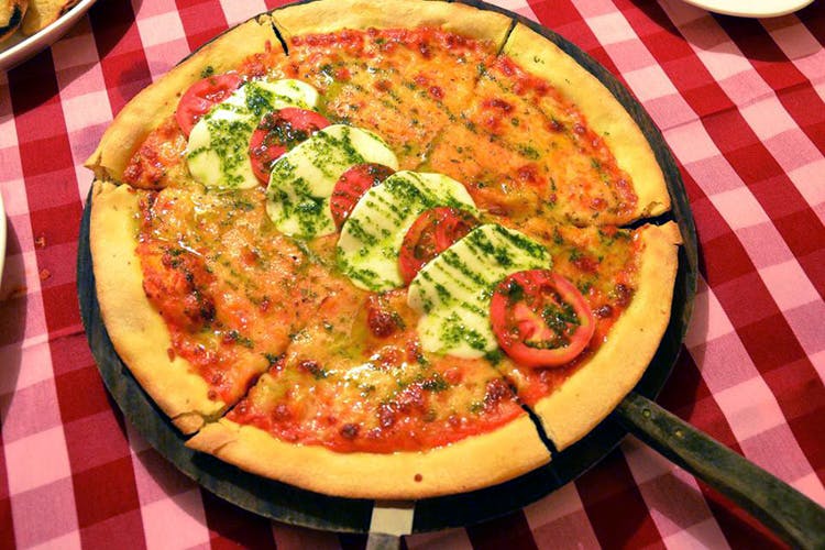Dish,Food,Cuisine,California-style pizza,Pizza cheese,Pizza,Ingredient,Italian food,Produce,Vegetarian food