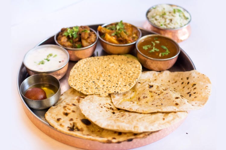 Dish,Food,Cuisine,Naan,Ingredient,Chapati,Roti,Punjabi cuisine,Produce,Sindhi cuisine