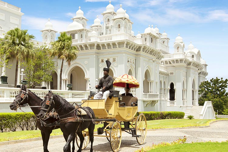 Carriage,Vehicle,Horse and buggy,Cart,Mode of transport,Architecture,Horse,Palace,Tourism,Wagon