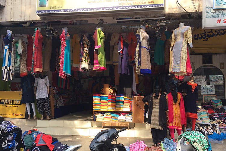 Bazaar,Selling,Boutique,Market,Marketplace,Public space,Outlet store,Retail,Building,Textile