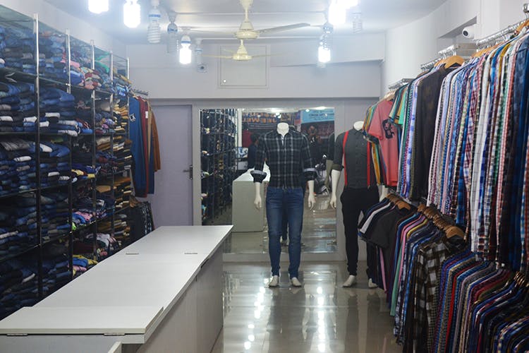 Boutique,Outlet store,Room,Building,Fashion,Footwear,Aisle,Textile,Floor,Closet