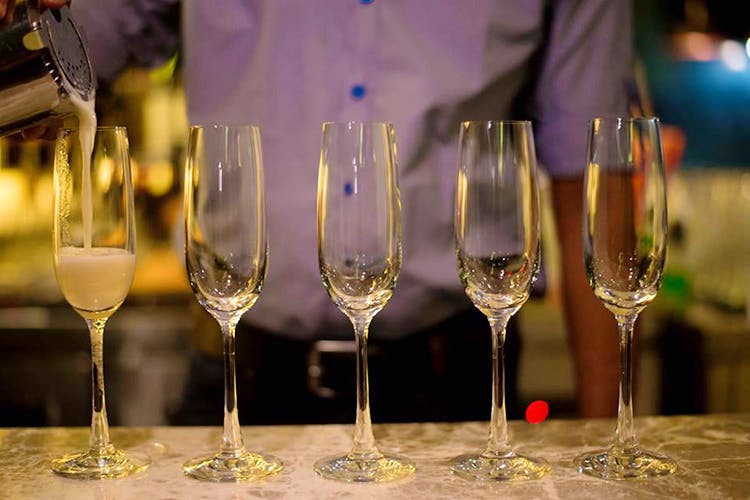 Stemware,Champagne stemware,Wine glass,Drinkware,Glass,Drink,Wine,Tableware,Alcoholic beverage,Champagne