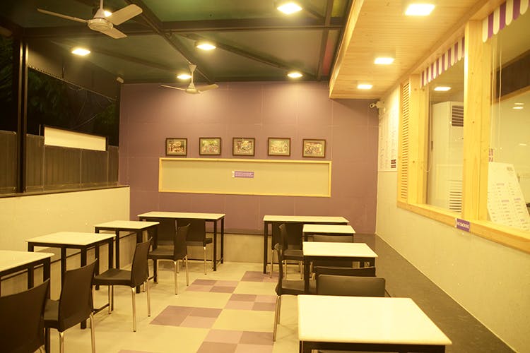 Room,Interior design,Building,Ceiling,Fast food restaurant,Architecture,Restaurant,Classroom,Furniture