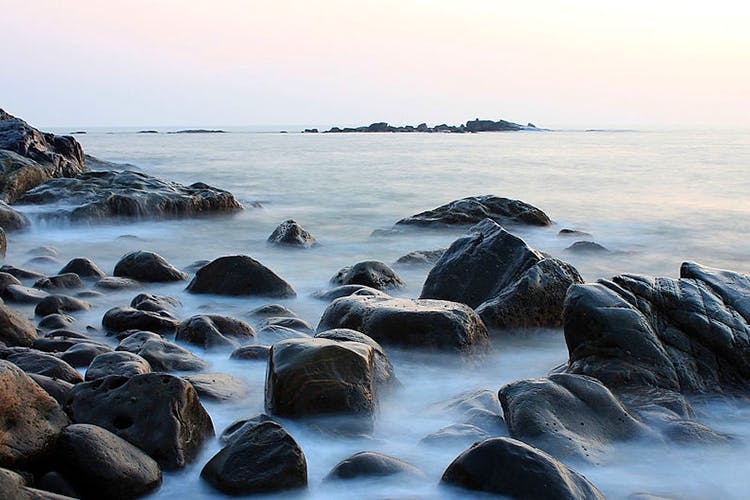 Body of water,Sea,Water,Rock,Nature,Shore,Coast,Sky,Wave,Ocean