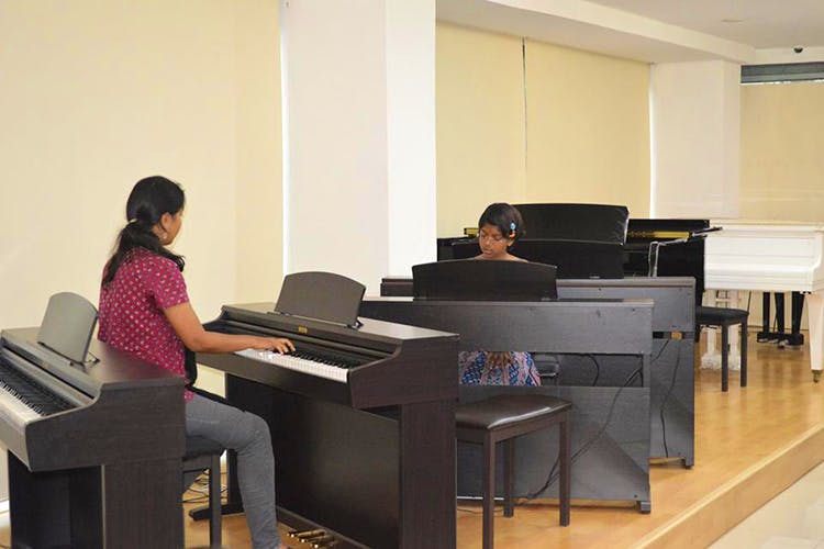 Room,Digital piano,Electronic instrument,Piano,Technology,Classroom,Desk,Musical keyboard,Furniture,Building