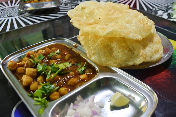Dish,Food,Cuisine,Ingredient,Puri,Chole bhature,Indian cuisine,Produce,Chana masala,Punjabi cuisine