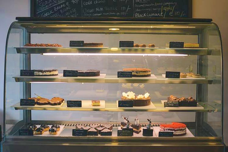 Display case,Bakery,Shelf,Pastry,Pâtisserie,Furniture,Collection,Shelving,Baking