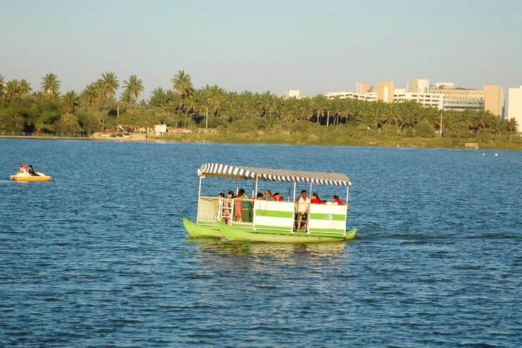 Water transportation,Boat,Vehicle,Transport,Water,Boating,Waterway,Watercraft,Lake,Recreation