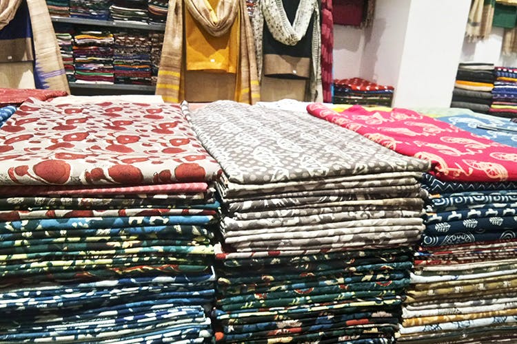 Textile,Bazaar,Market,Linens,Furniture,Room,Bed sheet,Outlet store,Quilt