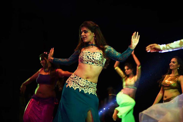 Entertainment,Dance,Performing arts,Performance,Belly dance,Event,Abdomen,Performance art,Dancer,Trunk