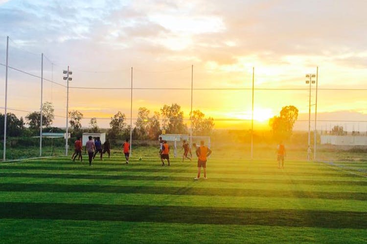 Sky,Sport venue,Yellow,Stadium,Grass,Player,Atmosphere,Team sport,Soccer-specific stadium,Cloud