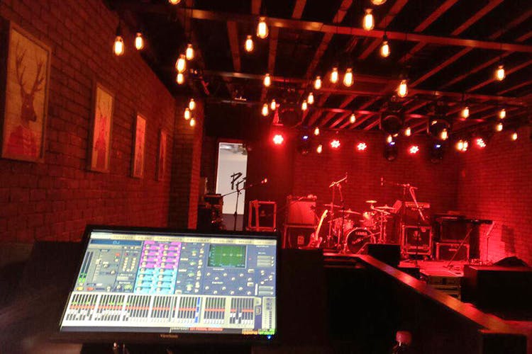 Electronic instrument,Lighting,Stage,Visual effect lighting,Technology,Display device,Electronics,Broadcasting
