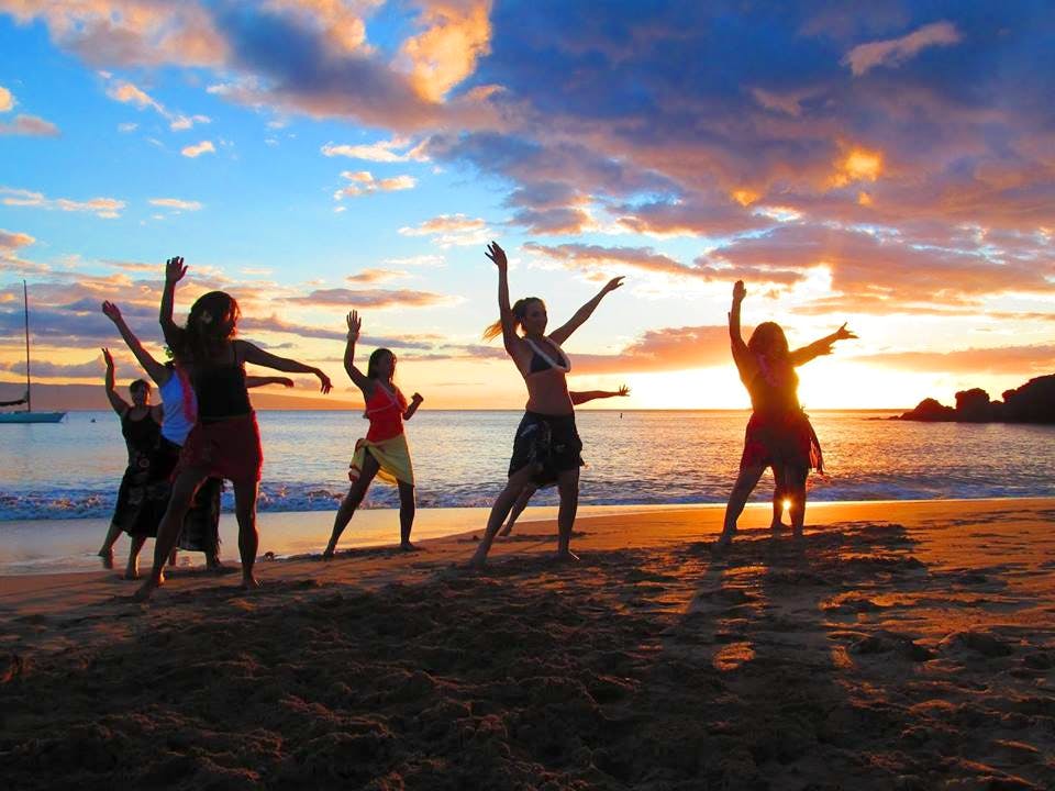 People on beach,People in nature,Sky,Fun,Sunset,Horizon,Vacation,Beach,Sunrise,Friendship