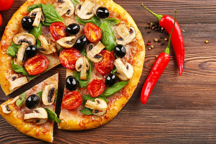 Dish,Food,Cuisine,Pizza,Pizza cheese,Flatbread,Ingredient,California-style pizza,Italian food,Vegetable
