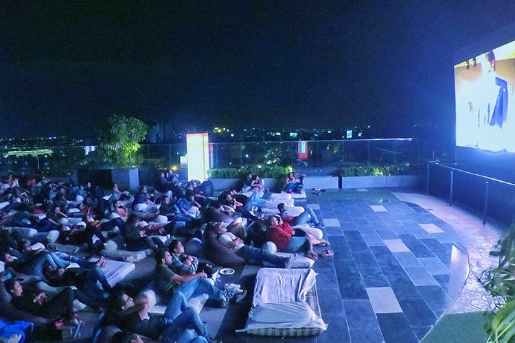 Crowd,Stage,Performance,Audience,Event,Night,Games,Leisure,Architecture,House