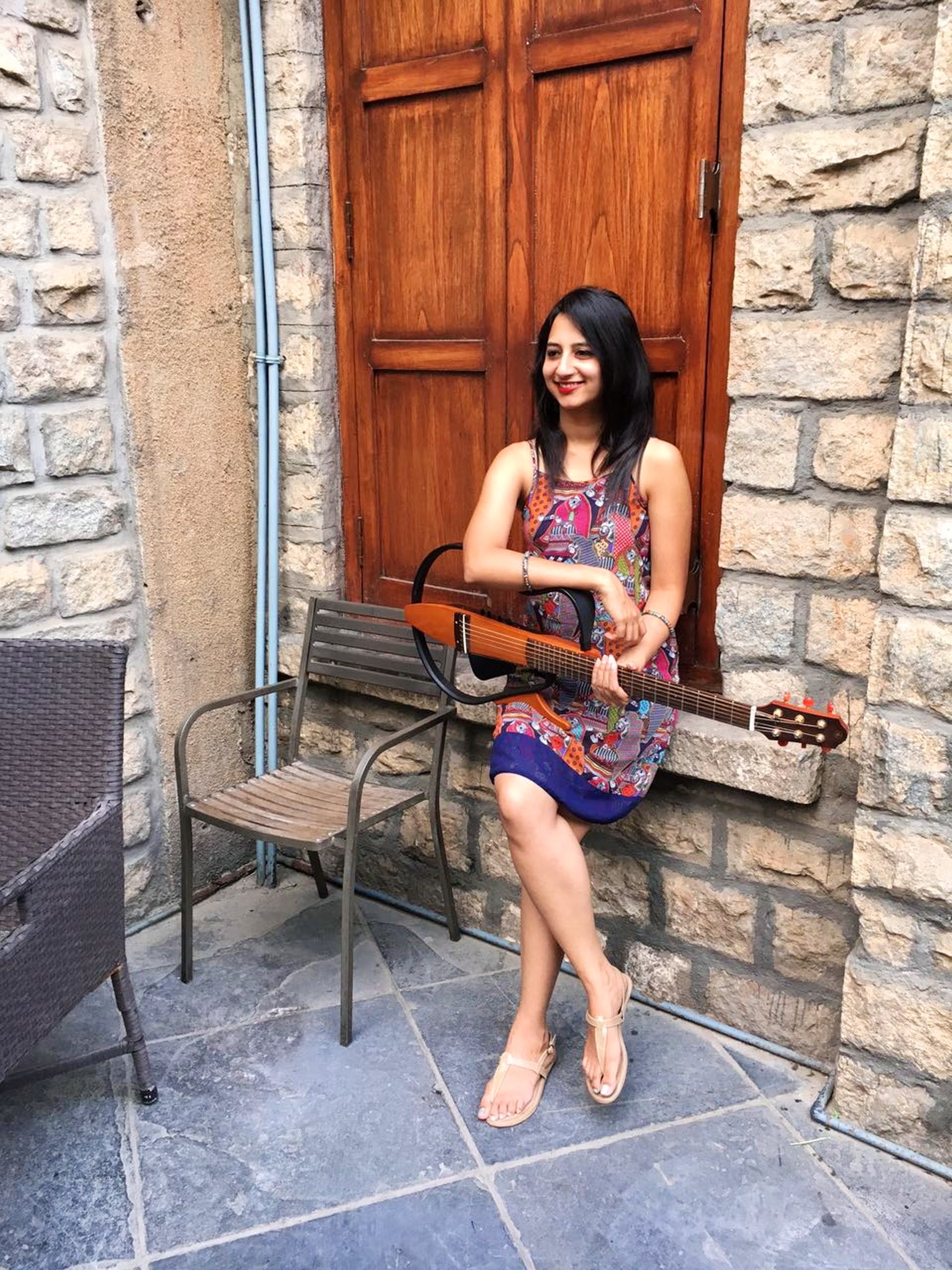 Sitting,Beauty,Fashion,Glasses,Summer,Musician,Guitar,Leg,Guitarist,Street fashion